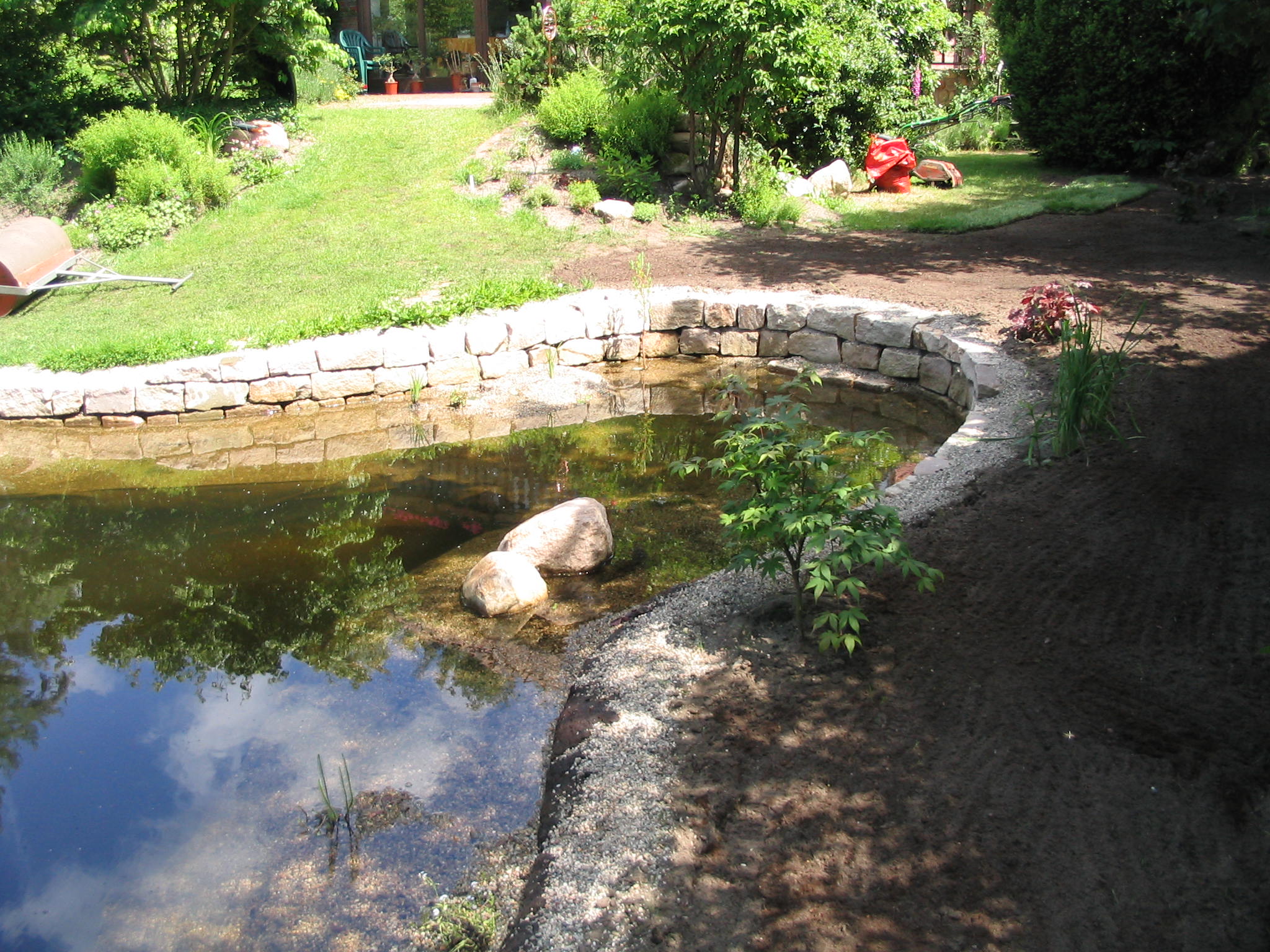 Delle und Heinemann Wasser im Garten